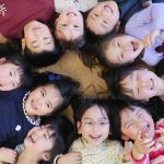 東京の帰国子女英語と英会話の生徒は床に寝そべって輪になる。